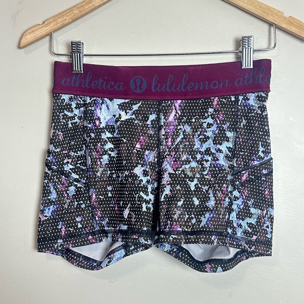 Lululemon What the Sport Shorts – Size 6 – Black/Blue Floral